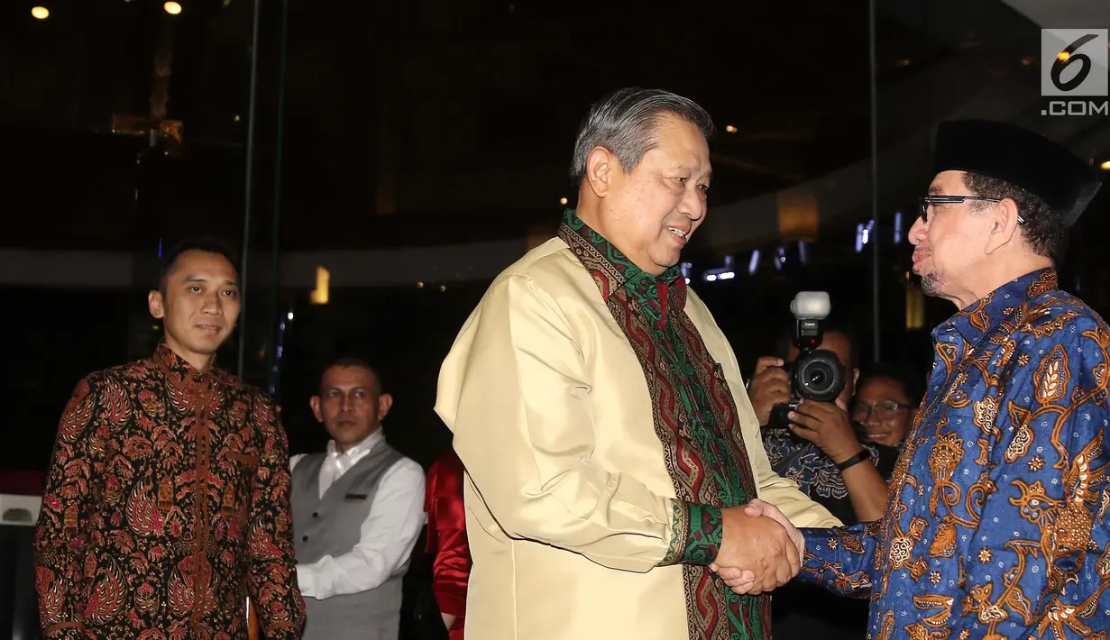 Ketua Umum Partai Demokrat Susilo Bambang Yudhoyono bersalaman dengan  Ketua Majelis Syuro PKS Salim Segaf Al-Jufri di Gran Melia, Jakarta, Senin (30/7). Pertemuan menindaklanjuti komunikasi politik kedua belah pihak. (Liputan6.com/Herman Zakharia)