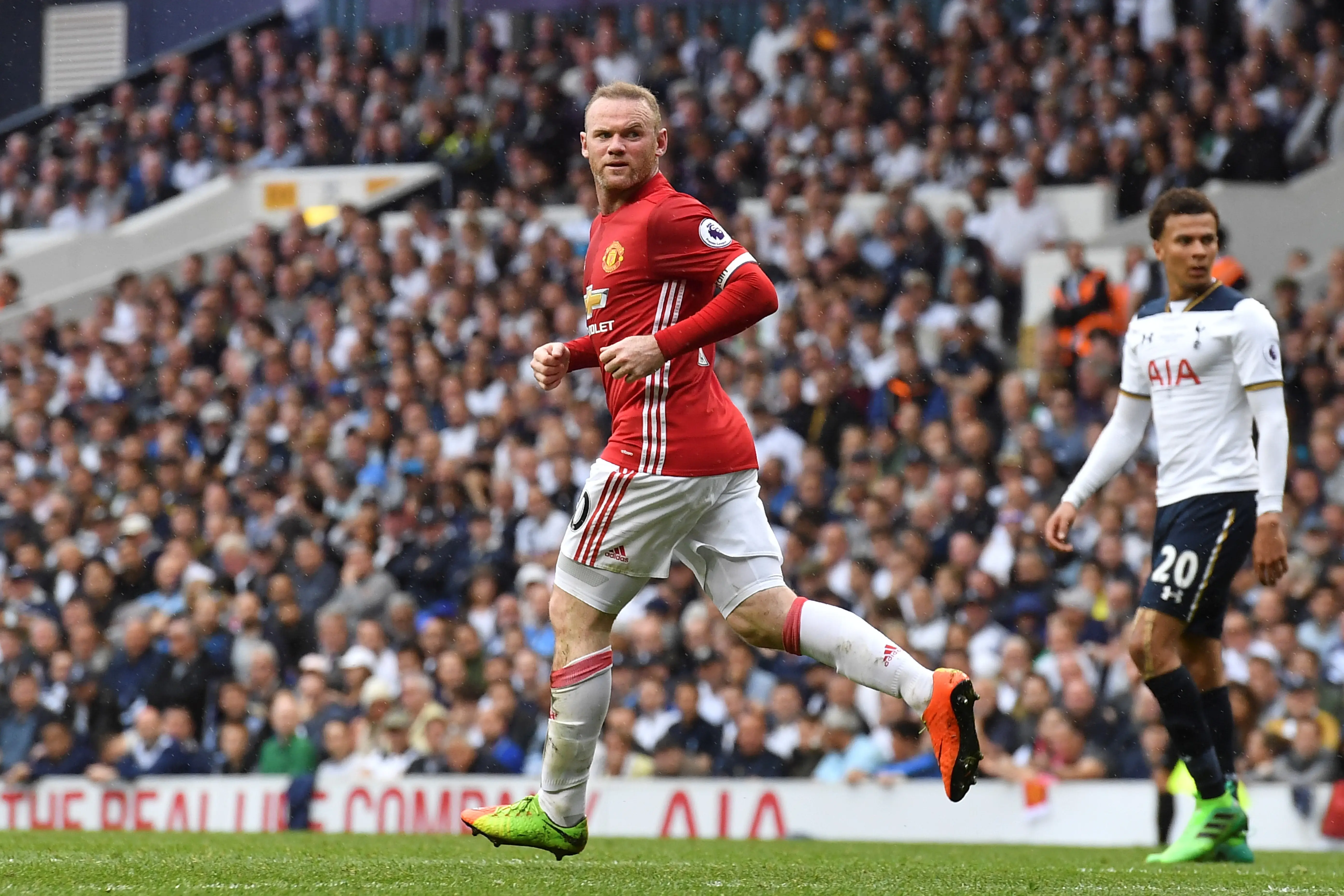 Wayne Rooney mencetak satu gol balasan Manchester United (MU) ke gawang Tottenham Hotspur. (Ben STANSALL / AFP)