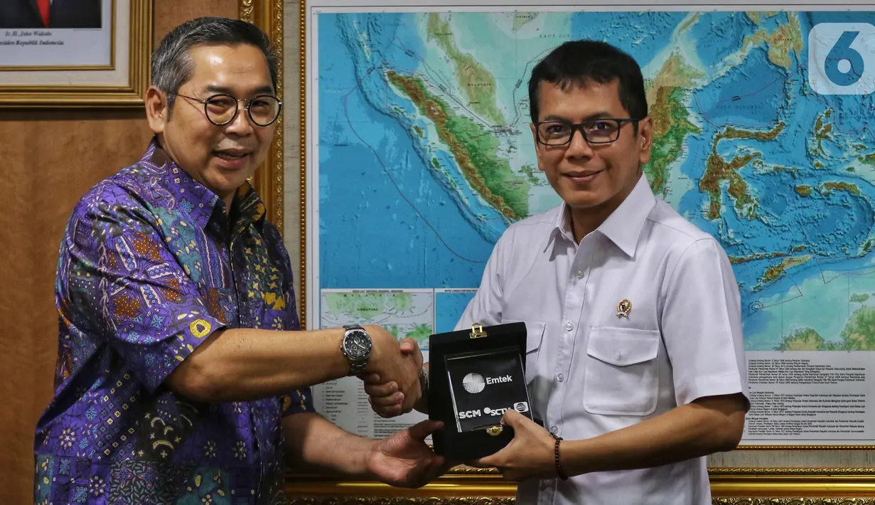 Menteri Pariwisata dan Ekonomi Kreatif Wishnutama (kanan) mendapatkan cendera mata dari Corporate Secretary Emtek Gilang Iskandar saat menerima kunjungan jajaran Emtek dan SCM Group di Kantor Kemenpar, Jakarta, Jumat (8/11/2019). Pertemuan membahas kerja sama sektor media. (Liputan6.com/JohanTallo)