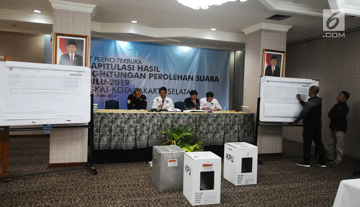 Suasana saat proses penghitungan suara Pemilu 2019 tingkat Kota Jakarta Selatan di Hotel Maharaja, Jakarta, Selasa (7/5/2019). Proses penghitungan suara diselenggarakan selama tiga hari. (Liputan6.com/Herman Zakharia)