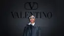Naomi Campbell tampil fierce dengan outfit bernuansa hitam putih. Mengenakan koleksi Valentino dari Spring Summer 2023 yang dipadukan dengan kacamata, sepatu, dan tas dari Valentino Garavani.  (Valentino)