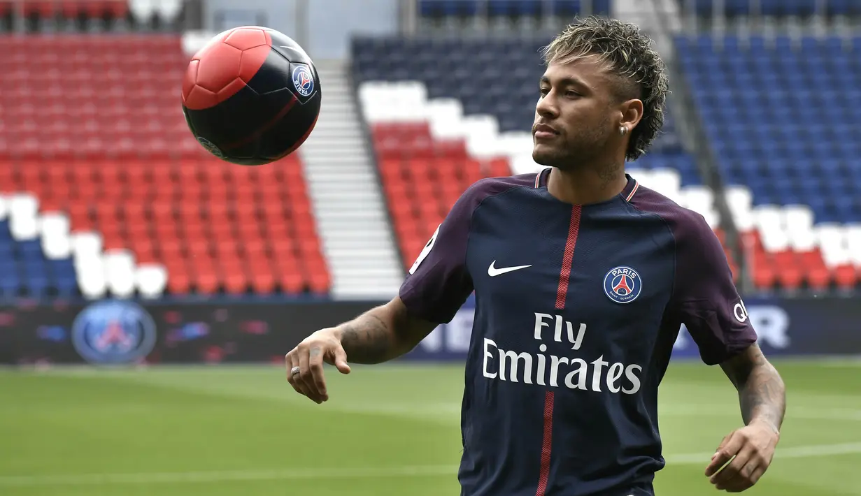 Bintang Brasil, Neymar, melakukan olah bola saat diperkenalkan sebagai pemain baru PSG di Stadion Parc des Princes, Paris, Jumat (4/8/2017). Neymar didatangkan dari Barcelona dengan harga 222 juta euro. (AFP/Lionel Bonaventure)