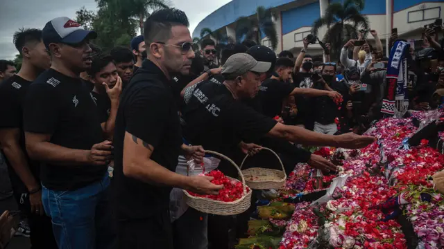 Foto: Tangisan Pemain dan Ofisial Tim Arema FC Pecah Ketika Menginjakkan Kaki di Stadion Kanjuruhan
