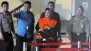 Anggota DPRD Sumatera Utara 2009-2014 dari Partai Golkar, Helmiati mengenakan rompi tahanan usai menjalani pemeriksaan di gedung KPK, Jakarta, Senin (9/7). Helmiati resmi ditahan terkait dugaan APBD. (Merdeka.com/Dwi Narwoko)