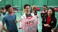 Pebulutangkis Indonesia, Kevin Sanjaya Sukamuljo saat mengunjungi pelatnas Parabadminton menjelang ajang Asian Para Games 2023 Hangzhou. (Dok. NPC Indonesia)