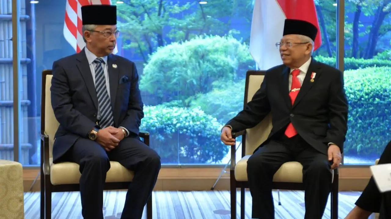 Wakil Presiden Ma'ruf Amin melakukan pertemuan bilateral dengan Raja Malaysia Sultan Abdullah di Hotel Imperial, Tokyo