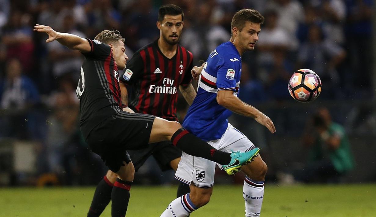 Pemain AC Milan berusaha menghentikan pergerakan pemain Sampdoria, Karol Linetty, pada lanjutan Serie A di Stadion Luigi Ferraris, Genoa, Sabtu (17/9/2016) dini hari WIB. (AFP/Marco Bertorello)