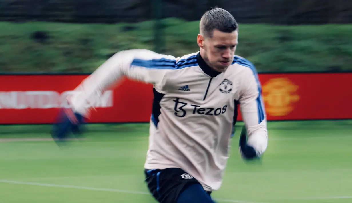 Pemain pinjaman baru Manchester United, Wout Weghorst menjalani latihan perdana bersama para penggawa Setan Merah di Carrington, Manchetser, Inggris pada Senin (16/01/2023) waktu setempat. Weghorst rencananya akan menjalani debut sebagai pemain MU saat bertandang ke markas Crystal Palace pada laga lanjutan Liga Inggris 2022/2023. (Twitter/@ManUtd)