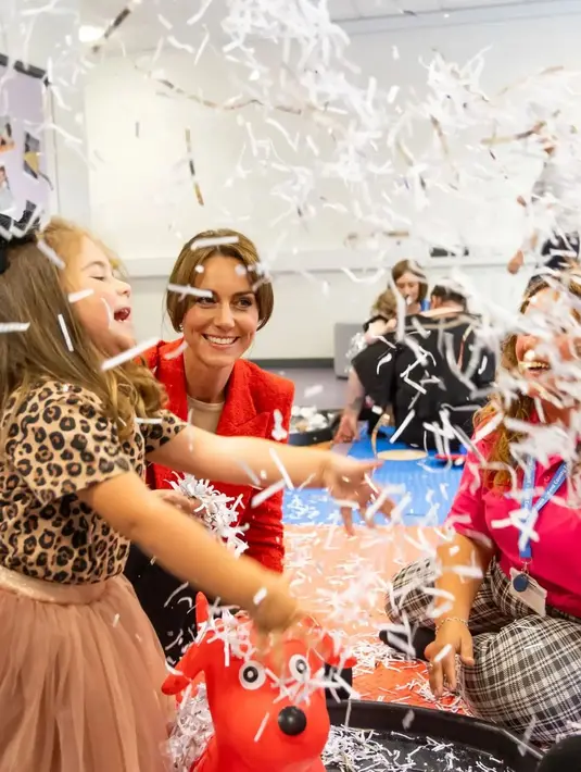 Biasa tampil dengan rambut tergerai, dalam penampilannya kali ini ia membiarkan poni barunya menjadi pusat perhatian. [@katemiddleton.id]