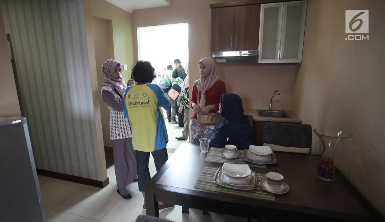 Warga melihat interior contoh unit rumah DP 0 rupiah di kawasan Klapa Village, Jakarta Timur, Senin (22/1). Untuk rumah tipe 21 terdiri dari satu kamar tidur, kamar mandi, dapur dan ruang tamu dibandrol Rp 185 juta per unit. (Liputan6.com/Arya Manggala)