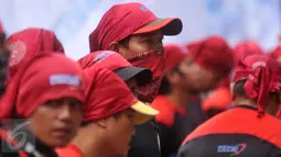 Seorang buruh ikut ambil bagian menggelar unjuk rasa di depan Mahkamah Konstitusi, Jakarta, Jumat (22/7). Para buruh menolak UU Pengampunan Pajak (Tax Amnesty) karena dianggap hanya menguntungkan para pengemplang pajak. (Liputan6.com/Gempur M Surya)