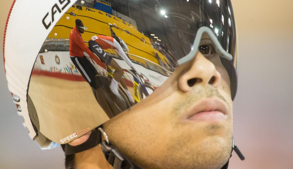 Pebalap Kanada, Joseph Veloce, siap berlomba di nomor sprint balap sepeda Pan American Games 2015 di Toronto, Kanada. (17/7/2015). (AFP PHOTO/GEOFF ROBINS)