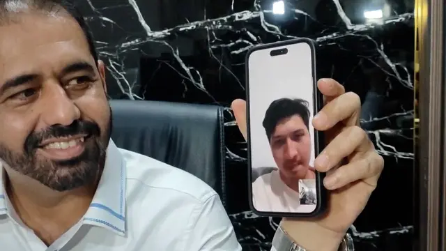 Aditya Zoni melakukan video call bersama wartawan. (M Altaf Jauhar)