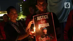 Peserta aksi dari berbagai elemen masyarakat sipil menggelar aksi solidaritas untuk mengenang Brigadir Novriansyah Joshua Hutabarat alias Brigadir J di kawasan Taman Ismail Marzuki (TIM), Jakarta, Senin (8/8/2022). Aksi tersebut bertajuk “Keadilan untuk Joshua! Aksi menyalakan 3000 lilin dan doa bersama mengenang kematian Brigadir J”. (Liputan6.com/Helmi Fithriansyah)