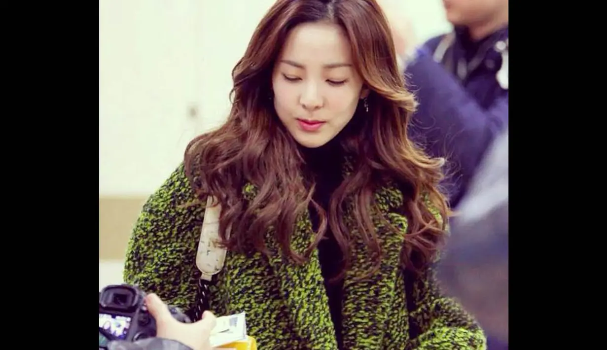 Dara dengan ramah menerima permintaan salah satu penggemar yang ingin mengabadikan gambarnya. (instagram.com/krungy21)