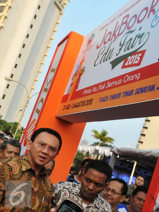 Gubernur DKI Jakarta Basuki Tjahaja Purnama geram dengan harga barang di JakBook dan Edu Fair 2015 lebih mahal dari harga pasaran, Jakarta, Senin (27/7). Ahok menghimbau agar warga tidak lagi belanja dipameran tersebut. (Liputan6.com/Herman Zakharia)