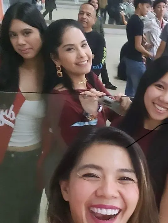 <p>Ibu dan anak ini tampil dengan riasan wajah natural tanpa makeup berlebih. Almira mengurai rambut panjang belah duanya dan Annisa mengikat rambutnya setengah.&nbsp;[@merryriana]</p>