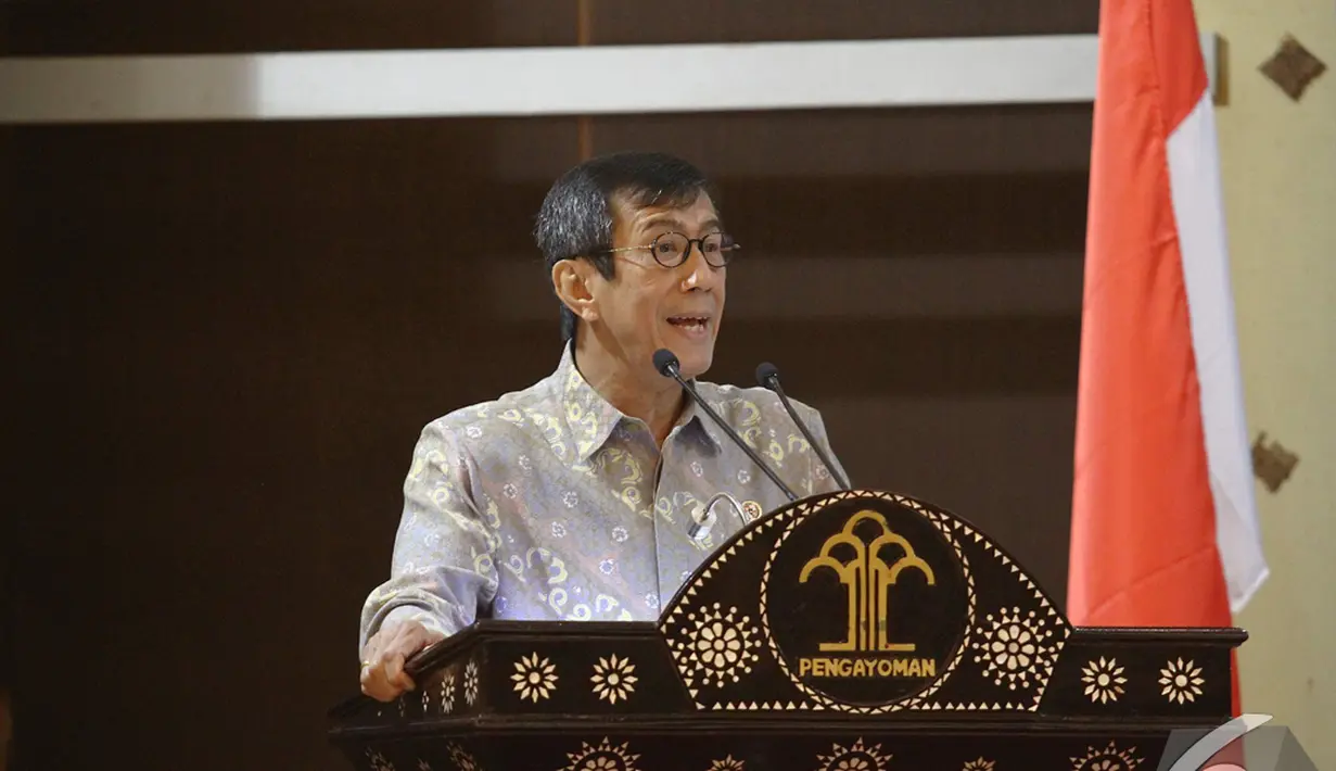 Menteri Hukum dan Hak Asasi Manusia Yasonna H Laoly memberi sambutan saat Konvensi Nasional Kebangkitan Hak Kekayaan Intelektual dan Ekonomi Kreatif, Jakarta, Selasa (25/11/2014). (Liputan6.com/Faizal Fanani)