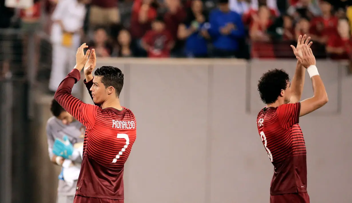 Ronaldo dan Pepe memberikan aplaus kepada para suporter yang mendukung mereka luar biasa, Rabu (11/6/2014) (Reuters/RAY STUBBLEBINE)