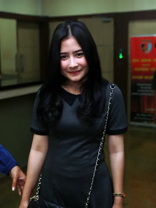 Prilly Latuconsina. Artis cantik ini melaporkan ke polisi pada 31 Juli 2015 akibat rekayasa foto bugil dirinya  yang kemudian disebarluaskan ke media sosial oleh haters. (Wimbarsana/Bintang.com)