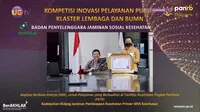 Direktur Utama BPJS Kesehatan, Ali Ghufron Mukti dengan piagam penghargaan Inovasi Pelayanan Publik Terpuji Klaster Lembaga Pemerintahan dalam Kompetisi Inovasi Pelayanan Publik (KIPP) Tahun 2021