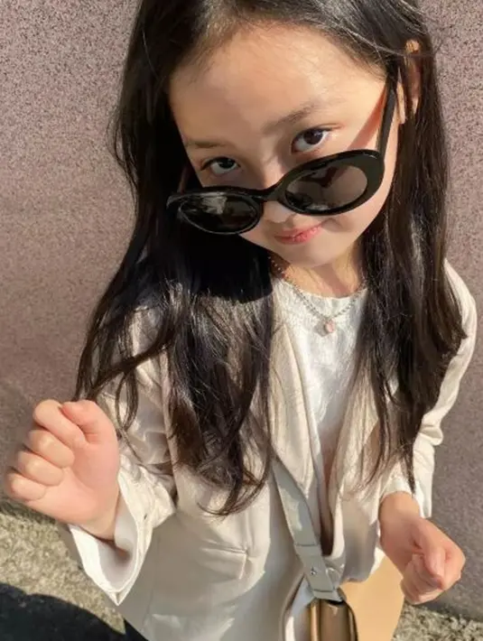 Gaya lucu yang curi perhatian selalu dilakukan Kwon Yuli. Ia sangat apik berpose lucu dengan memakai kacamata. Kelucuannya ini membuat Kwon Yuli sukses bikin gemas netizen. Meski masih berusia 8 tahun, Kwon nyatanya sangat pintar dalam berekspresi. (Liputan6.com/IG/@kwonyul_i1004)