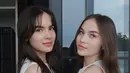 Keduanya terlihat kompak dan serasi dalam balutan gaun putih. Pose anggun dan elegannya terlihat lebih manis dengan ekspresi wajah yang lembut. Dengan makeup natural, kecantikan alami yang mereka miliki semakin memukau. Keduanya terlihat sangat memesona dalam potret ini. (Liputan6.com/IG/@steffizamoraaa)