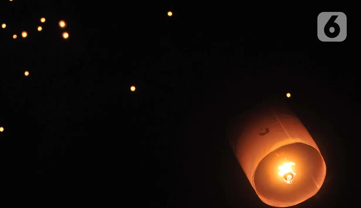 Lampion diterbangkan sebagai tanda puncak perayaan Tri Suci Waisak 2566 BE/2022 di Candi Borobudur, Magelang, Jawa Tegah, Senin (16/05/2022) malam. Setelah sempat ditiadakan selama pandemi, pelepasan ribuan lampion di Pelataran Candi Borobudur pada Waisak tahun ini kembali diselenggarakan. (merdeka.com/Iqbal S.Nugroho)
