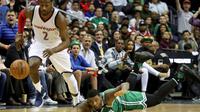 Bintang Washington Wizards, John Wall (kiri), berhasil mencuri bola dan membuat guard Boston Celtics, Marcus Smart, tersungkur pada Gim 3 semifinal Wilayah Timur di Washington, Kamis (4/5/2017). (AP Photo/Andrew Harnik)
