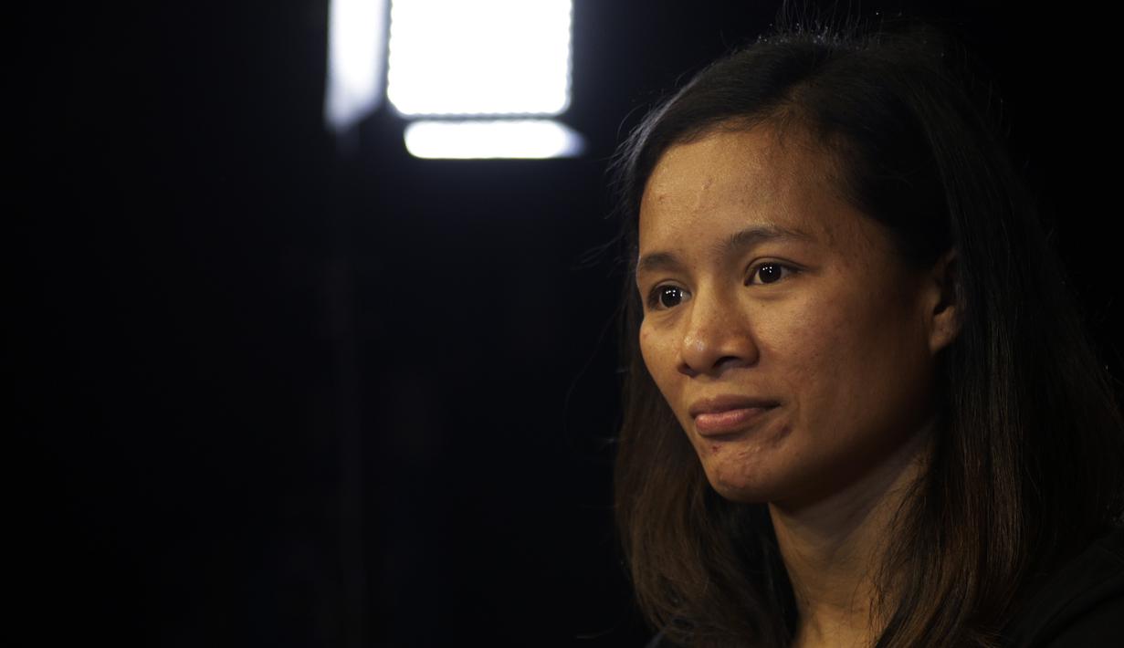 Petarung MMA, Priscilla Lumban Gaol, mendengarkan pertanyaan saat kunjungan ke kantor redaksi KLY di Jakarta, Jumat (18/1). Dirinya akan bertarung pada laga One Championship pada Sabtu (19/1) di Istora Senayan. (Bola.com/Yoppy Renato)