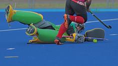 Penjaga gawang Timnas Hoki Putri Indonesia berusaha menghalau bola dari tembakan rekannya saat latihan di Lapangan Hoki, Senayan, Jakarta, Selasa (2/4/2018). Tim Hoki terus melakukan adaptasi lapangan jelang Asian Games 2018. (Bola.com/Nick Hanoatubun)