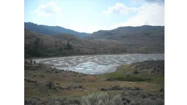5 Danau Unik di Dunia dengan Visual Tak Biasa