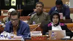 Kepala Badan Pembinaan Hukum Nasional Enny Nurbaningsih (kanan) dan anggota tim pemerintah pembahasan RUU KUHP yang juga pakar hukum Muladi mengikuti rapat RUU KUHP dengan Komisi III DPR, Jakarta, Senin (5/2). (Liputan6.com/Johan Tallo)