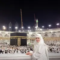 Cut Meyriska menjalani ibadah umrah. (Instagram/cut_meyriska26)
