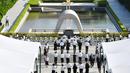 Warga Jepang menghadiri upacara memperingati 72 tahun tragedi bom Hiroshima di Peace Memorial Park di Hiroshima, Jepang (6/8). Acara peringatan tragedi bom atom Hiroshima ini digelar setiap tahun. (Ryosuke Ozawa/Kyodo News via AP)