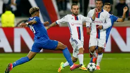 Pemain Lyon, Sergi Darder beraksi mencoba melewati pemain Juve, Mario Lemina pada pertandingan liga Champion di stadion Parc Olympique Lyonnais, Lyon, Perancis (18/10). Tim tuan rumah harus menerima kekakalahan dengan skor 0-1. (Reuters/Robert Pratta)