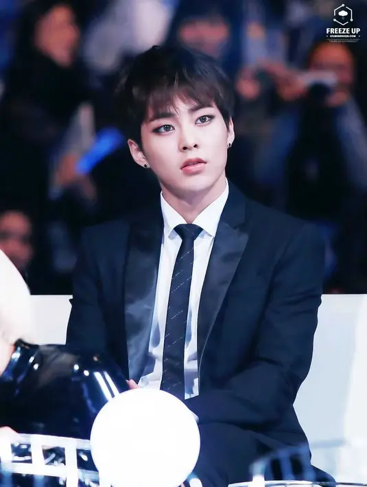 Xiumin merupakan salah satu personel EXO yang terlihat tampan saat mengenakan eyeliner. (Foto: koreaboo.com)