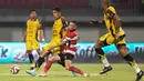 Pemain belakang Persija Jakarta, Van Basty Sousa E Silva (kedua kiri) menahan laju Jordy Hendrik Nicolaus Wehrmann (Madura United) saat pertandingan lanjutan BRI Super League 2025/2026 di Stadion Gelora Ratu Pamelingan, Pamekasan, Madura, Jawa Timur, Jumat (24/10/2025). (Bola.com/Abdul Aziz)