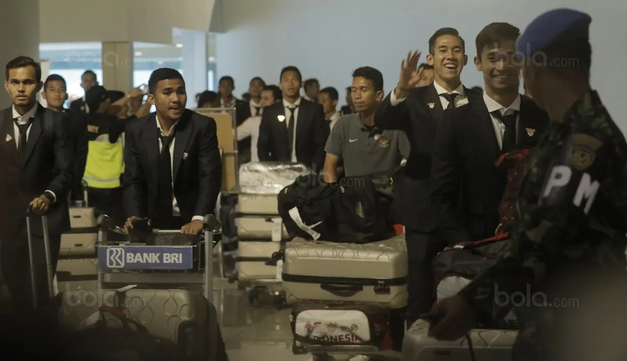 Para pemain Indonesia saat tiba di Bandara Soekarno-Hatta, Tangerang, Rabu, (30/8/2017). Pemain Indonesia disambut para fans sepulangnya dari SEA Games di Malaysia. (Bola.com/M Iqbal Ichsan)