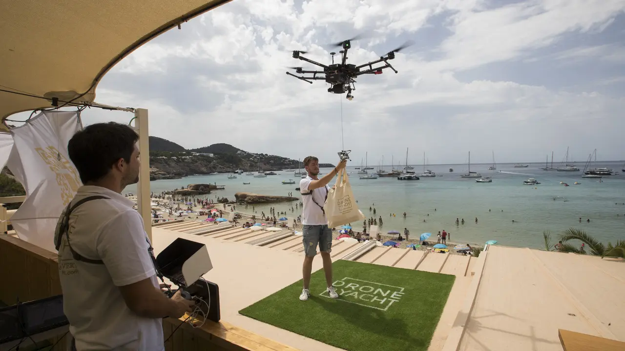 FOTO: Drone Jadi Layanan Pengiriman Eksklusif ke Kapal Pesiar di Spanyol
