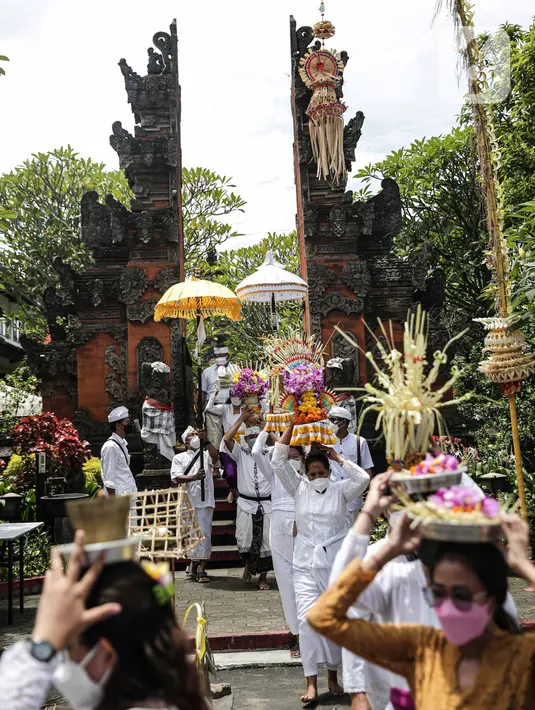 Umat Hindu membawa sesaji saat mengikuti upacara Tawur Agung Kesanga di Pura Amerta Jati, Cinere, Depok, Rabu (2/3/2022).  Upacara Tawur Agung Kesanga itu sebagai penyucian diri guna memperingati Hari Raya Nyepi Tahun Baru Saka 1944. (Liputan6.com/Faizal Fanani)