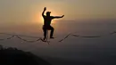 Gambar pada 9 September 2019 memperlihatkan atlet olahraga ekstrem, Andi Ardi melintasi tali yang menggantung di ketinggian 740 meter (2.427 kaki) di Gunung Nglanggeran, Yogyakarta. Aksi itu sebagai bagian dari kampanye pariwisata untuk mempromosikan tempat yang indah. (AGUNG SUPRIYANTO/AFP)