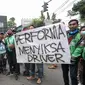 Massa driver Gojek membawa poster berisi tuntutan mereka saat berunjuk rasa di kantor PT Gojek Indonesia, Kemang, Jakarta, Senin (3/10). Driver Gojek itu menuntut agar sistem performa segera dihapus karena menyusahkan mereka. (Liputan6.com/Yoppy Renato)