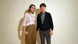 Shin Tae-yong cukup antusias bekerja sama dengan Luna Maya. Momen keduanya foto bersama ini banjir pujian dari netizen. "Coach Shin tahu aja yang cantik," tulis salah satu netizen yang mengomentari foto Shin Tae-yong bersama Luna Maya. (Liputan6.com/IG/shintaeyong7777)