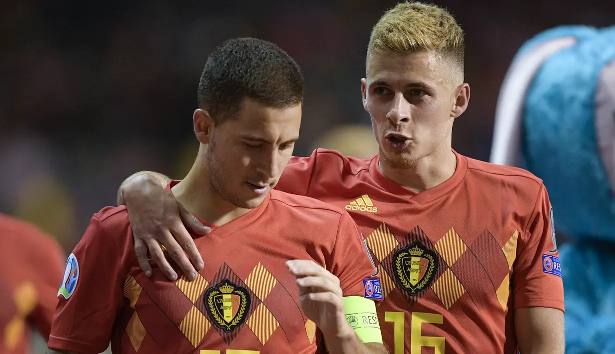 Keakraban kakak adik Eden Hazard (kiri) dengan Thorgan Hazard. Meski terpisah di level klub, keduanya bermain bersama di Timnas Belgia. (Foto: AFP/Belga/Yorick Jansens)