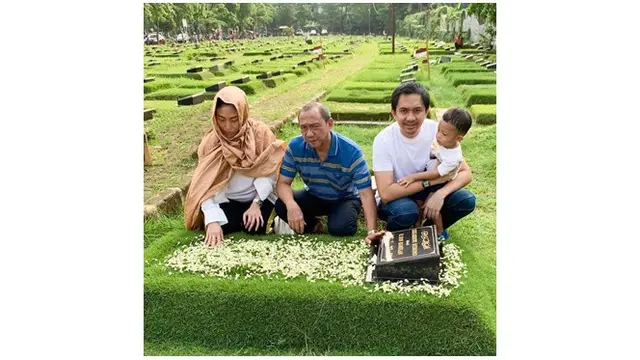 5 Momen Haru Seleb Saat Ziarah Ke Makam Keluarga Jelang Ramadhan
