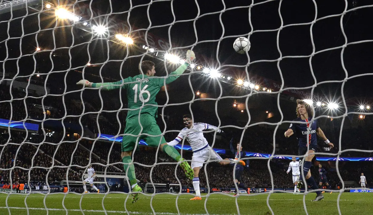 Kiper PSG, Kevin Trapp (kiri) menghalau bola sepakan pemain Chelsea pada leg pertama babak 16 Liga Champions, di Parc des Princes, Paris, Rabu (17/2/2016) dini hari WIB. (AFP / Miguel Medina)