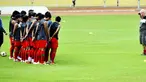 Pelatih Timnas Indonesia Wim Rijsbergen (kanan) memimpin latihan Timnas Senior jelang leg kedua kualifikasi Piala Dunia 2014 melawan Turkmenistan di SUGBK, Senayan, Selasa (26/7). FOTO ANTARA/Andika Wahyu