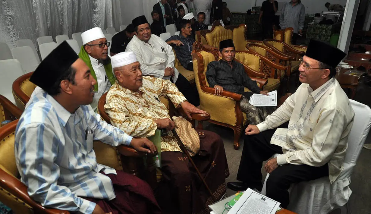 Ketua Umum PPP Suryadharma Ali berbincang dengan para ulama saat menghadiri Silaturahmi Nasional Alim Ulama se-Indonesia di Jakarta, Kamis (23/10/2014). (Liputan6.com/Miftahul Hayat)