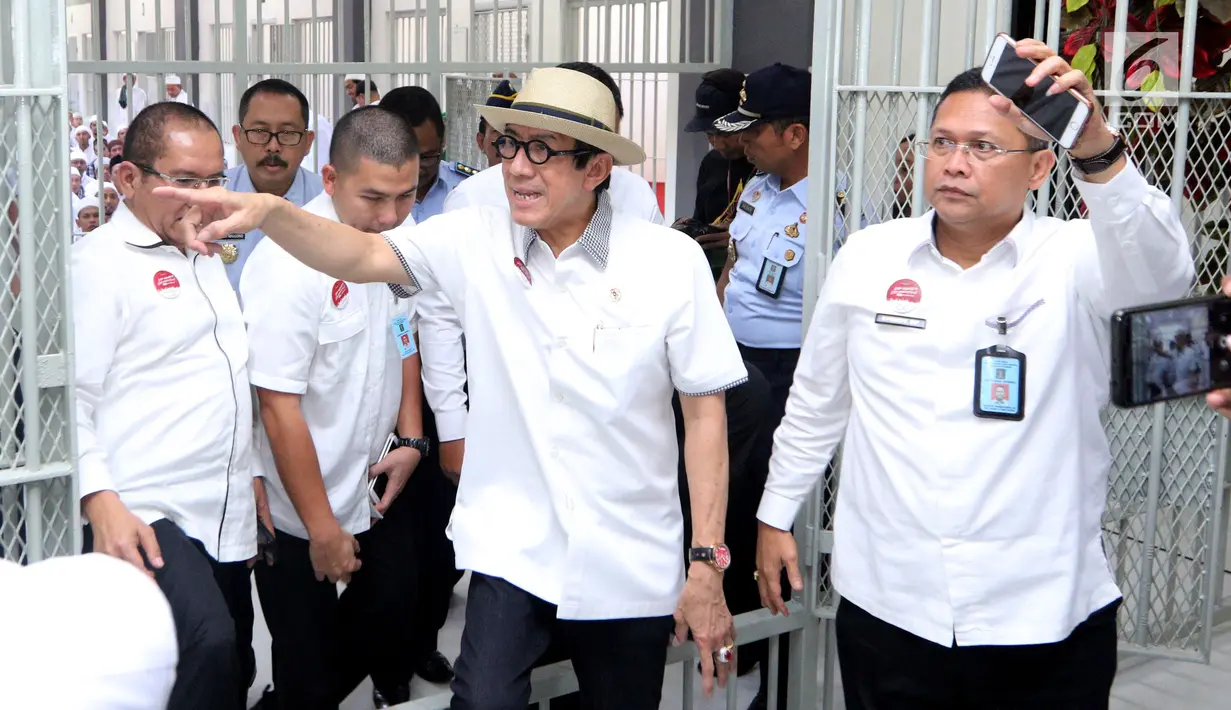 Menteri Hukum dan Hak Asasi Manusia (Menkumham) RI, Yasonna Laoly saat mengunjungi Lapas Klas 1 Malang, Senin (5/6). Dalam kunjungannya Yasonna Laoly sekaligus meresmikan pondok pesantren At Taubah di Lapas Klas 1 Malang. (Liputan6.com/JohanTallo)